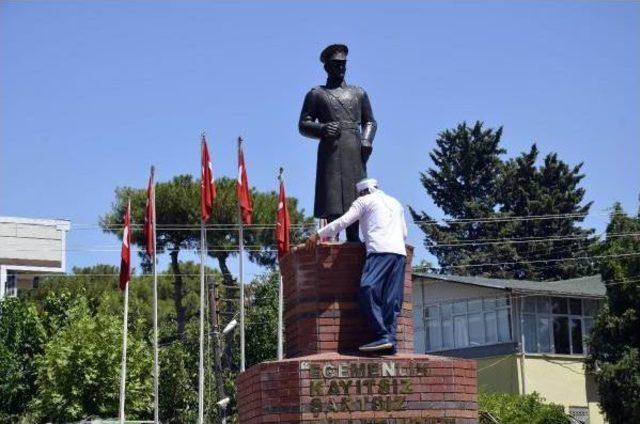 Siverek’Te Atatürk Büstüne Tahra Ile Saldırı