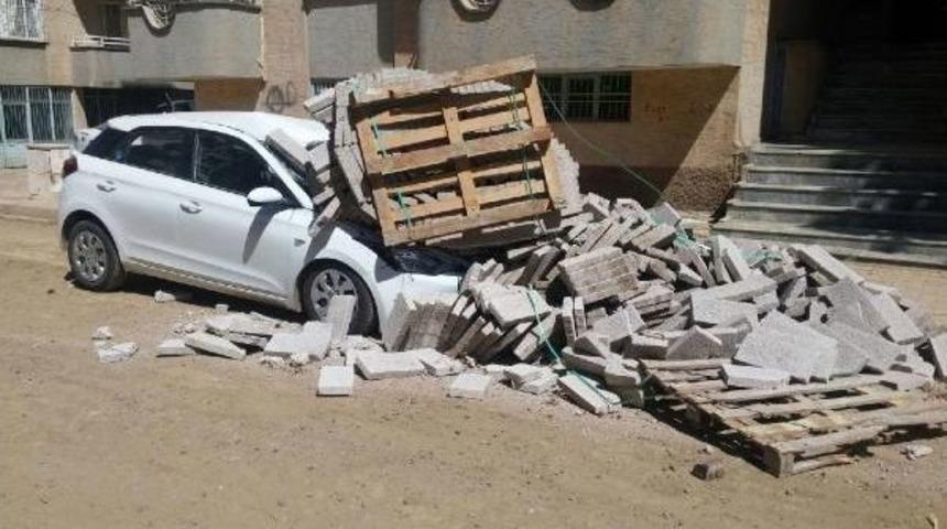 Kamyondan D&ouml;k&uuml;len Beton Plakalar, Otomobili Hurdaya &Ccedil;evirdi