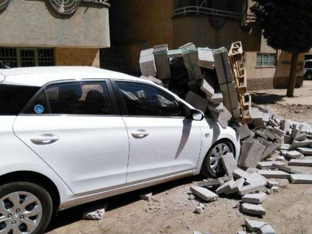 Kamyondan Dökülen Beton Plakalar, Otomobili Hurdaya Çevirdi