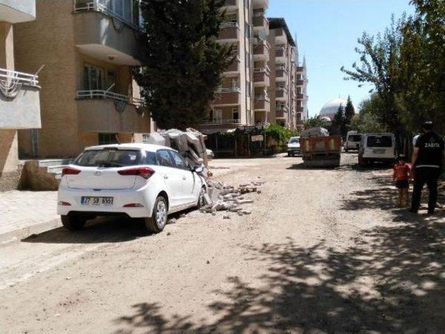 Kamyondan Dökülen Beton Plakalar, Otomobili Hurdaya Çevirdi