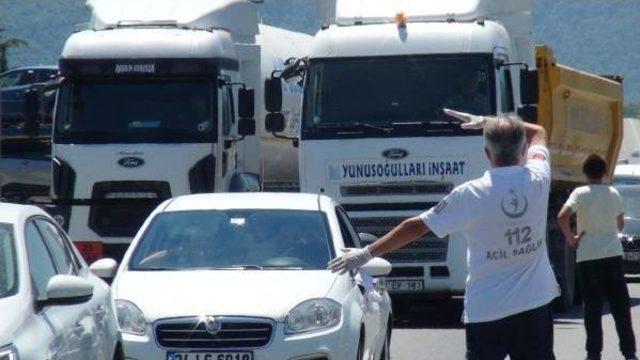 Yola Düşen Taşlardan Kaçarken Kaza Yaptılar: 4 Yaralı