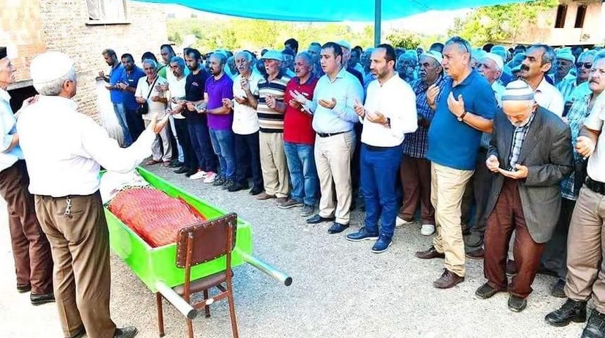 Bah&ccedil;ede Yaktığı Ateşi S&ouml;nd&uuml;rmek İsterken &Ouml;ld&uuml;