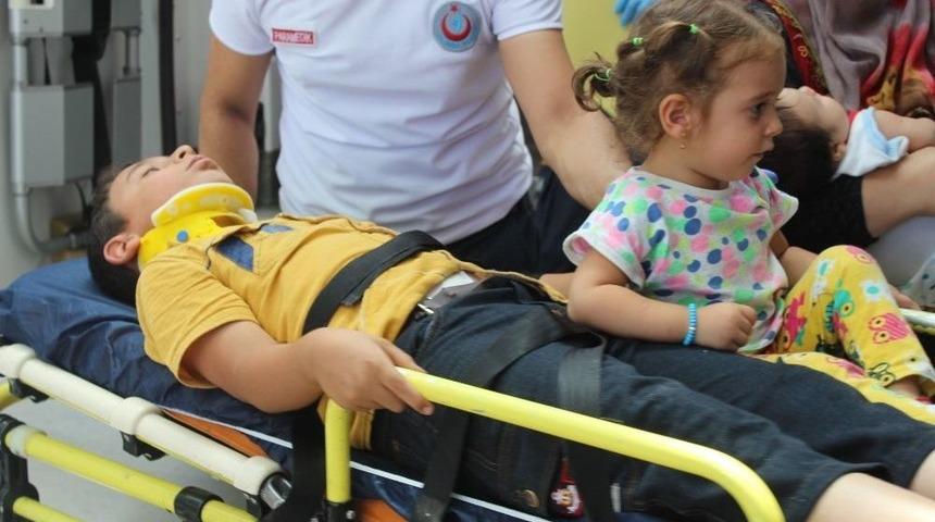 Hafif Ticari Ara&ccedil; İle Otomobil &Ccedil;arpıştı: 4 Yaralı