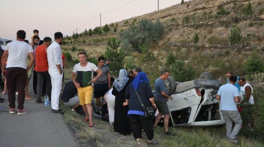 Ticari Ara&ccedil; İle &Ccedil;arpışan Otomobil Şarampole Yuvarlandı: 5 Yaralı