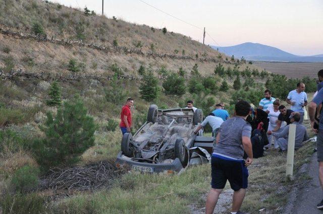 Ticari Araç İle Çarpışan Otomobil Şarampole Yuvarlandı: 5 Yaralı