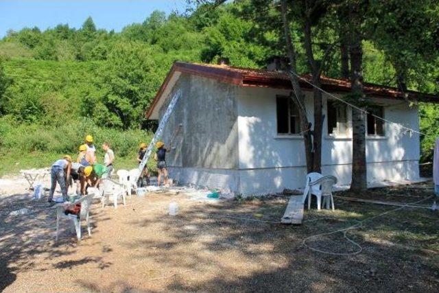 Üniversiteliler Eski Okul Ve Lojmanı Köy Konağına Dönüştürdü