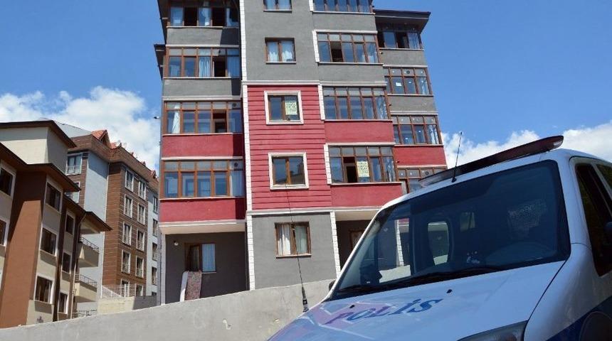 &lsquo;benim İ&ccedil;in &Uuml;z&uuml;lmeyin&rsquo; Notu Bırakıp 4. Kattan Atladı