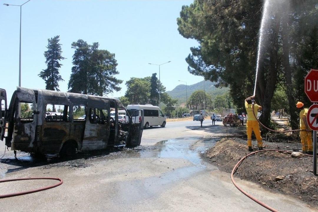 T&uuml;nelde Yanan Minib&uuml;s&uuml;n Şof&ouml;r&uuml; Faciayı &Ouml;nledi
