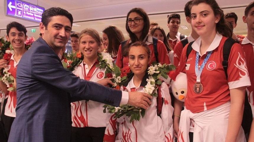 Macaristan&rsquo;da 19 Madalya Kazanan Milli Takım Kafilesi Yurda D&ouml;nd&uuml;