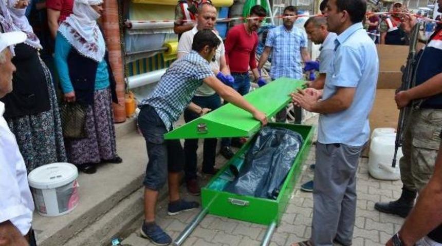 Bir Yıl &Ouml;nce Ka&ccedil;ırdığı Kızı Pazar Yerinde Bı&ccedil;akla &Ouml;ld&uuml;rd&uuml;