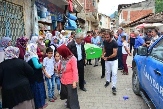 Bir Yıl Önce Kaçırdığı Kızı Pazar Yerinde Bıçakla Öldürdü