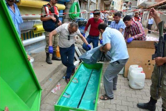 Bir Yıl Önce Kaçırdığı Kızı Pazar Yerinde Bıçakla Öldürdü