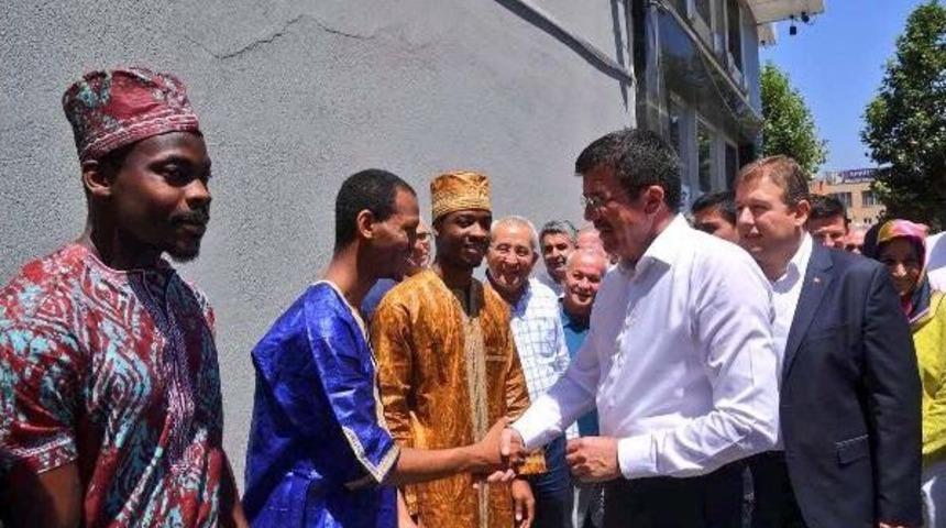 Afrikalı &Ouml;ğrencilerden Bakan Zeybekci'ye Karşılama