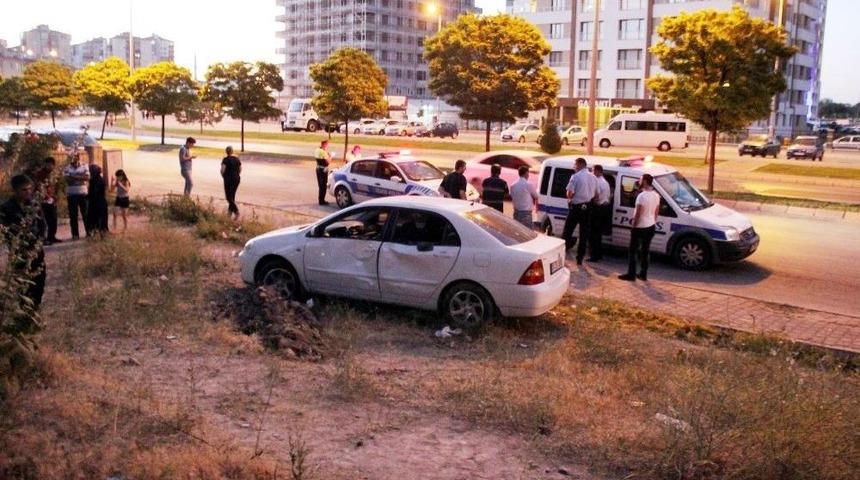 Kaldırımda Y&uuml;r&uuml;rken Otomobil &Ccedil;arptı: 1 &Ouml;l&uuml;, 1 Yaralı