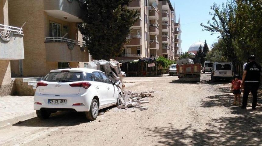 Kamyondan D&uuml;şen Bloklar, Park Halindeki Aracı Hurdaya &Ccedil;evirdi