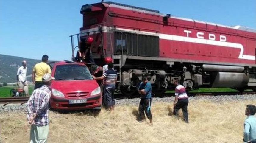 Y&uuml;k Treni Otomobile &Ccedil;arptı: 2 &Ouml;l&uuml;, 1 Yaralı