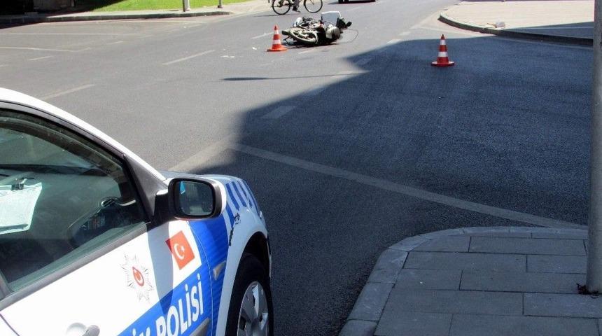 Motosiklet Ve Otomobil &Ccedil;arpıştı: 1 Yaralı