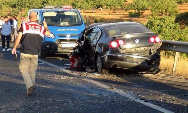 İki Araç Kafa Kafaya Çarpıştı: 1 Ölü, 2 Yaralı