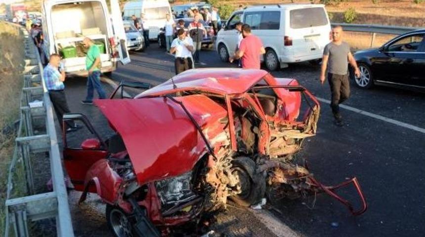 İki Ara&ccedil; Kafa Kafaya &Ccedil;arpıştı: 1 &Ouml;l&uuml;, 7 Yaralı