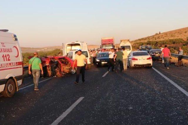 İki Araç Kafa Kafaya Çarpıştı: 1 Ölü, 7 Yaralı