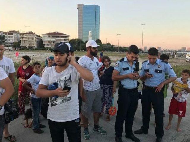 Bakırköy'de Serinlemek Için Denize Giren Bir Kişi Kayboldu