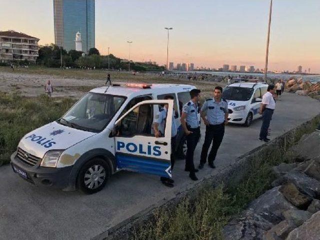 Bakırköy'de Serinlemek Için Denize Giren Bir Kişi Kayboldu