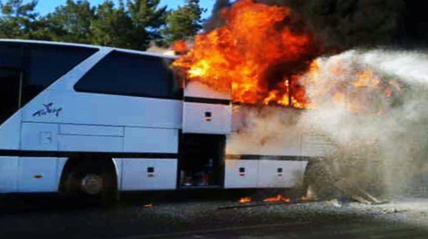 Tur Otob&uuml;s&uuml; Cayır Cayır Yandı