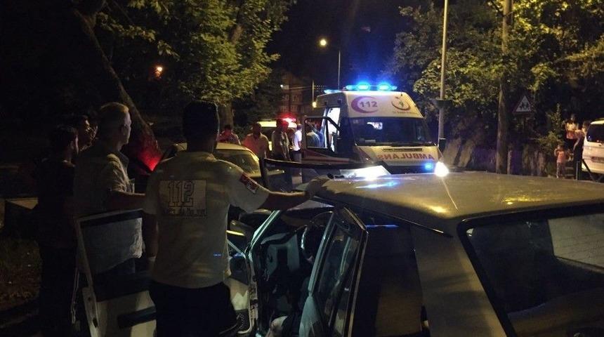 İki Otomobil Kafa Kafaya &Ccedil;arpıştı; 3 Yaralı