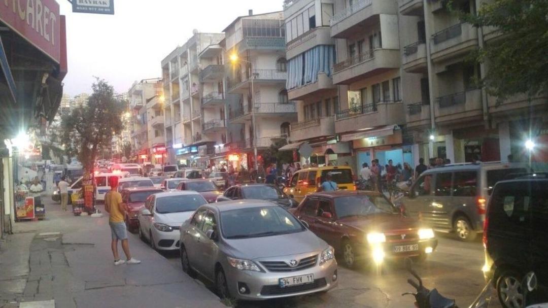 Sokak Ortasındaki Yumruklu, Sopalı Kavgayı Vatandaşlar G&uuml;&ccedil;l&uuml;kle Ayırdı