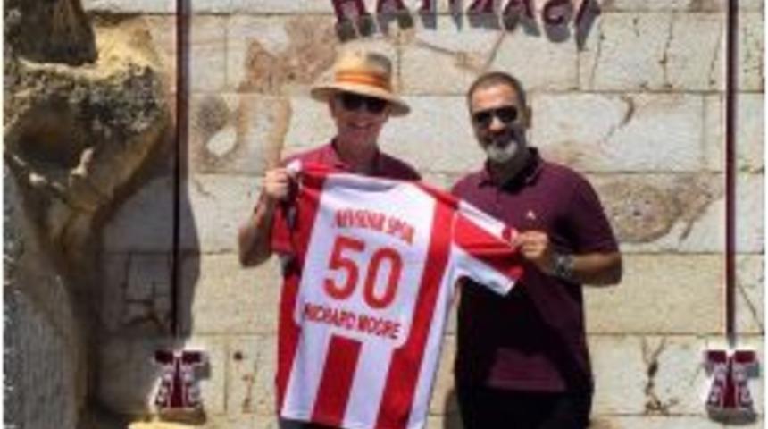 Kaptid Başkanı Dinler İngiltere B&uuml;y&uuml;kel&ccedil;isine Nevşehirspor Forması Hediye Etti