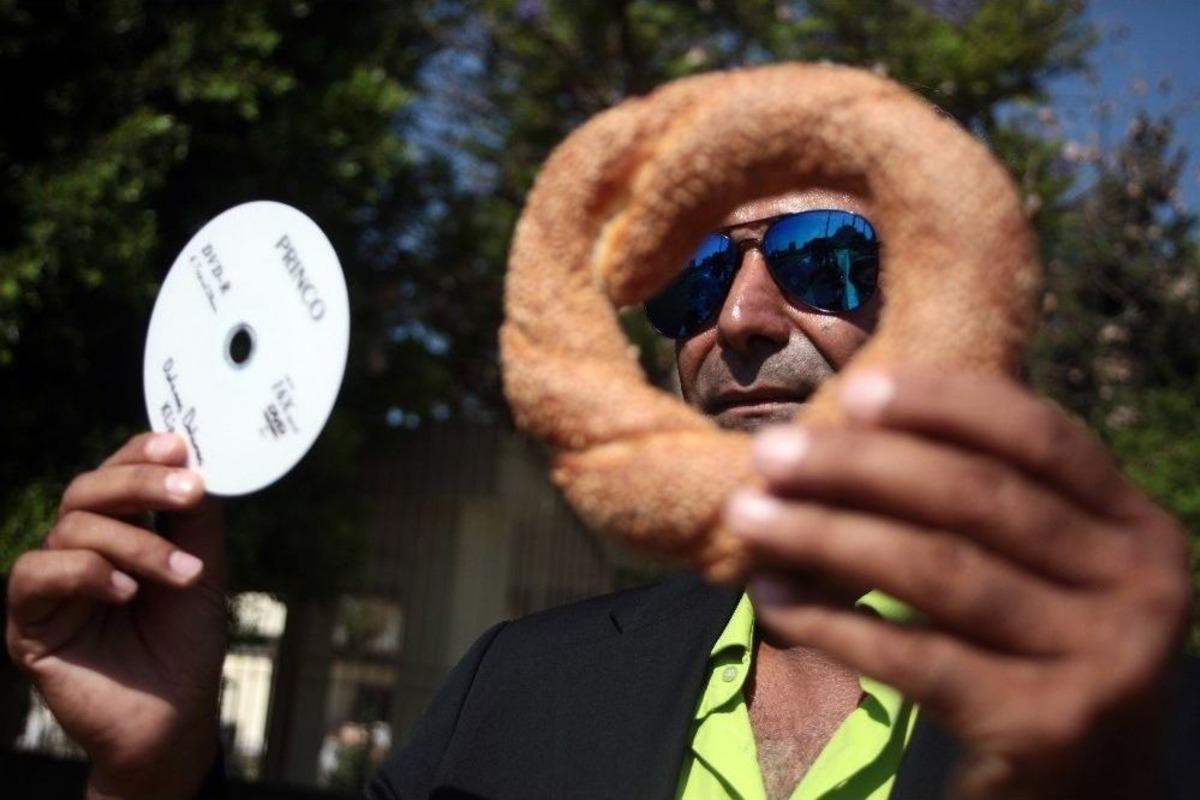 M&uuml;zik Cd&rsquo;si &Ccedil;oğaltmak İ&ccedil;in Simit Satıyor