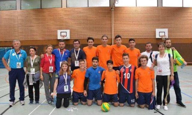 Bergamalı Sporcular Kardeş Şehir Olimpiyatları'nda Futbol Ve Voleybolda Ikinci Oldu