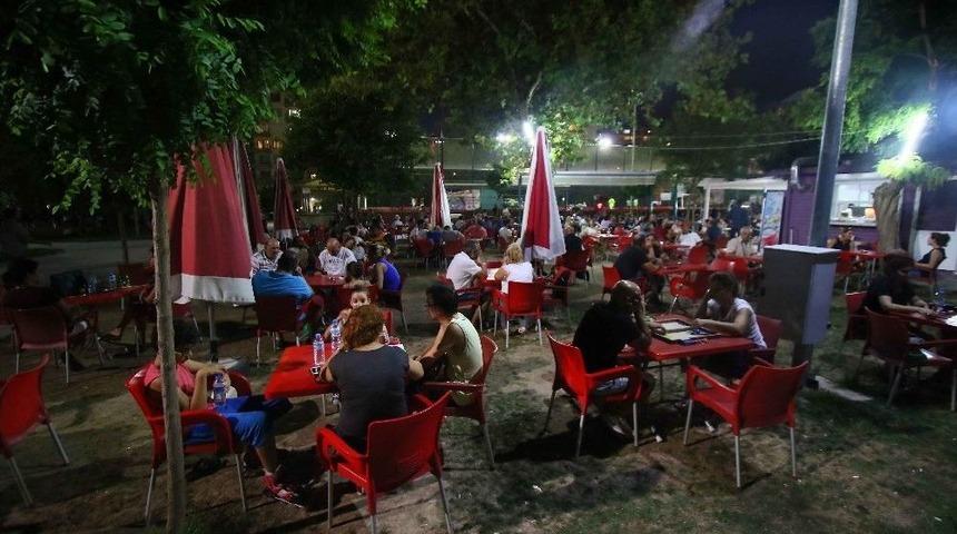 Bayraklı&rsquo;daki Parklar Nefes Aldırıyor