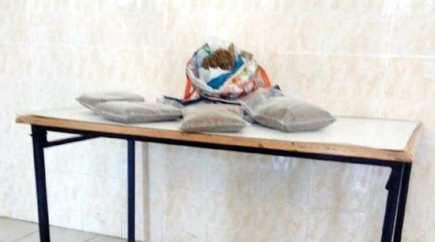 Otomobildeki 2 Kilo Bonzai, 1 Kilo Esrara 4 G&ouml;zaltı