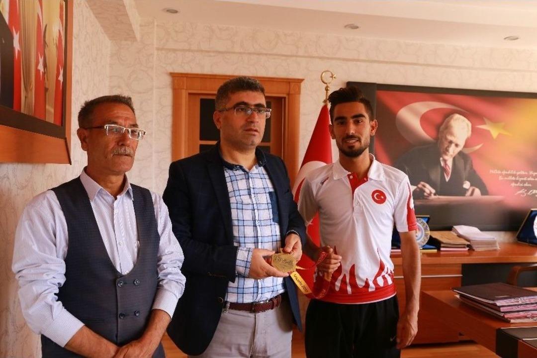 Avrupa &Uuml;&ccedil;&uuml;nc&uuml;s&uuml; Ata&ccedil;, &Ouml;ğretmenlik Yapmak İstiyor