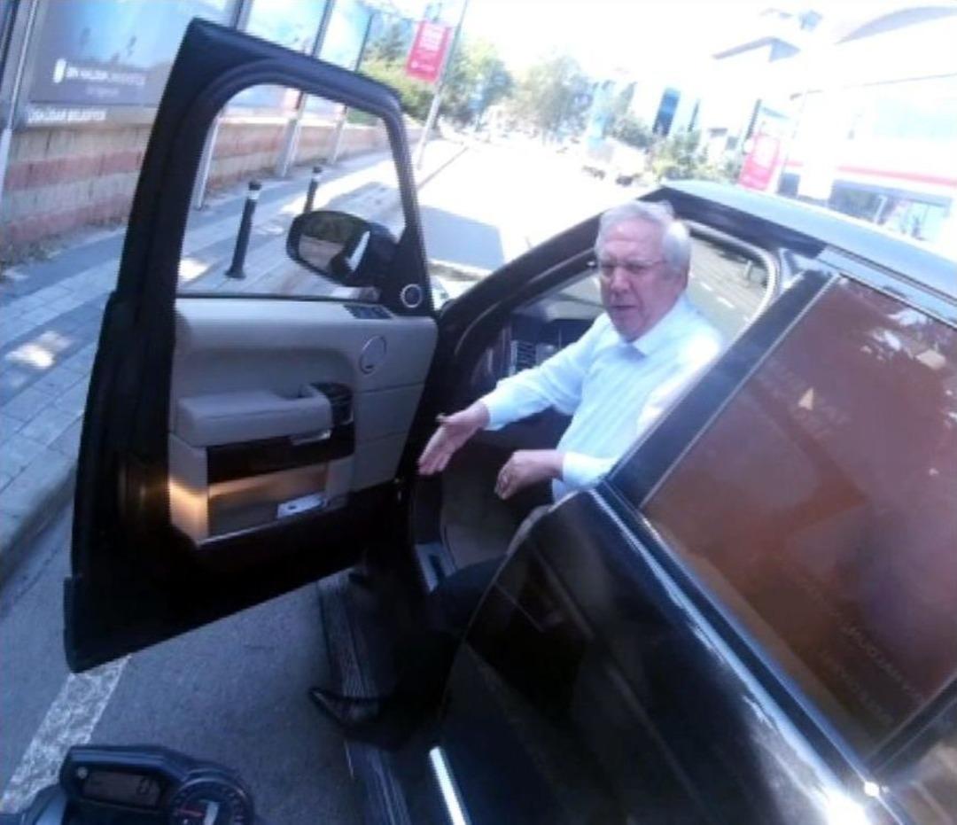 (&ouml;zel Haber) Fenerbah&ccedil;e Spor Kul&uuml;b&uuml; Başkanı Aziz Yıldırım, Aracını Tartıştığı Motosikletlinin &Uuml;zerine Kırdı