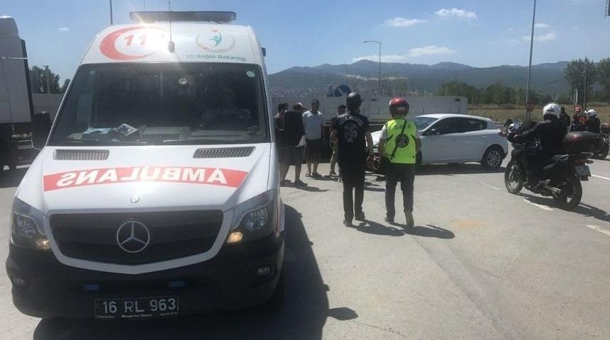 Motosiklet Otomobilin Altına Girdi: 1 Yaralı