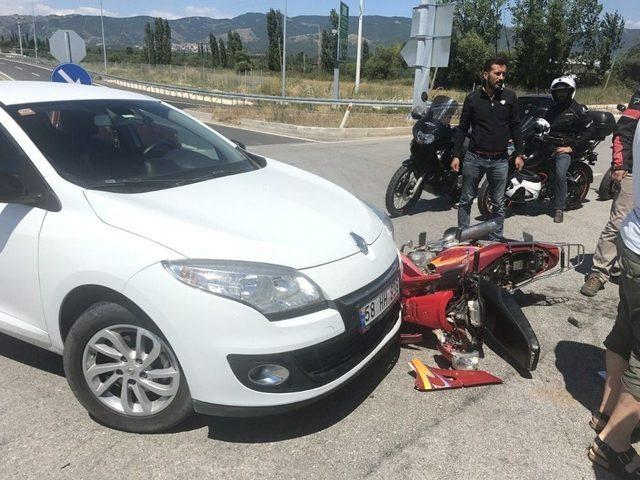 Motosiklet Otomobilin Altına Girdi: 1 Yaralı