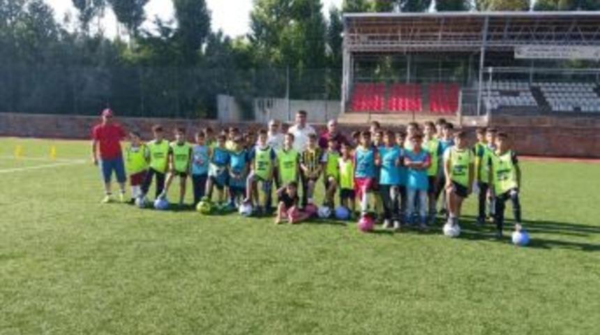Ahlat&rsquo;ta Futbol Kursu İlgi G&ouml;r&uuml;yor