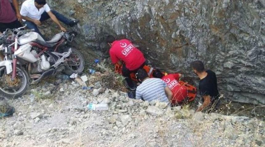 Şarampole U&ccedil;an Motosikletli Ağır Yaralandı