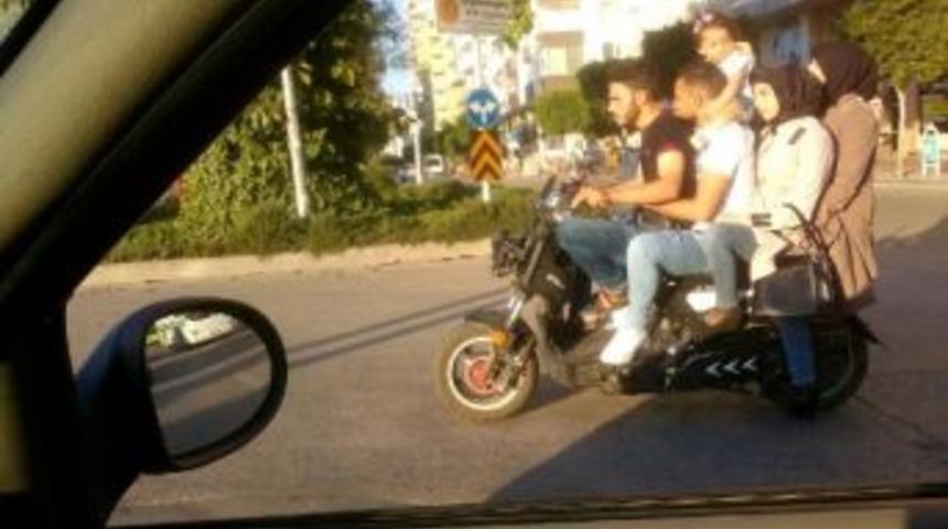 Suriyeli'lerin Motosiklette Korkutan Yolculuğu