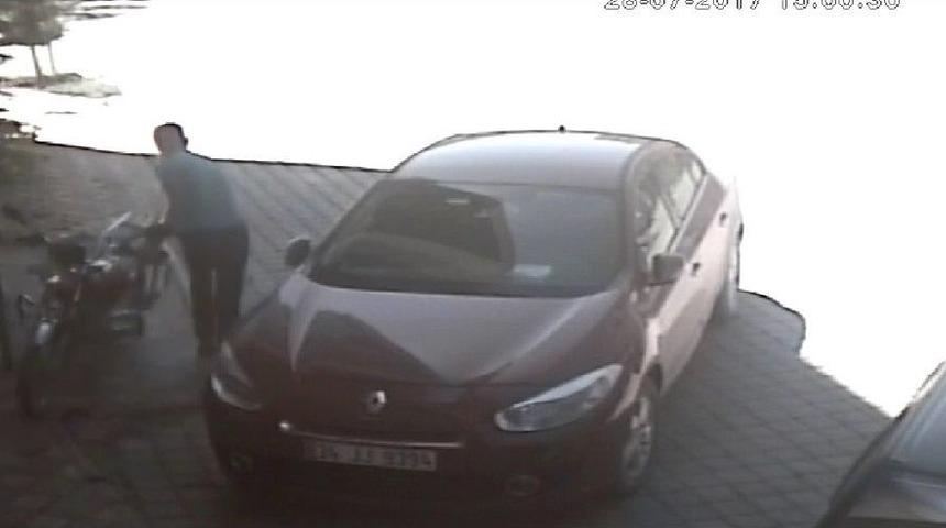 Motosiklet Hırsızı Kameraya Aldırmadı