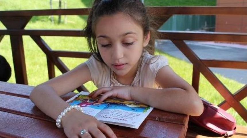 El Ele Vererek M&uuml;lteci &Ccedil;ocuklara T&uuml;rk&ccedil;e &Ouml;ğretiyorlar