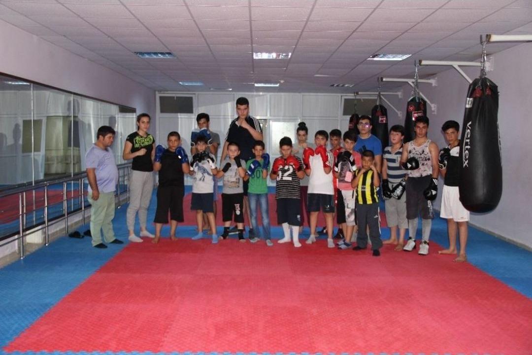 &Ccedil;ocuklar Boks&rsquo;la Sporu Seviyor