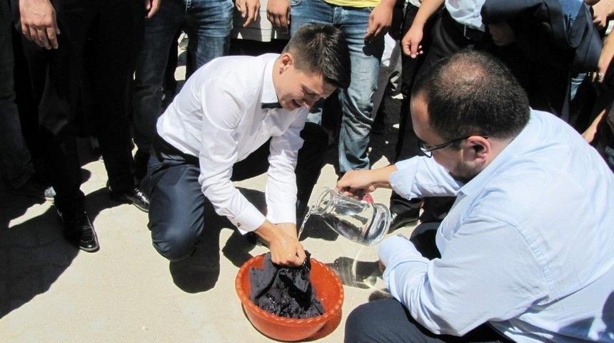 Hisarcık&rsquo;ta Damada &Ccedil;amaşır Yıkama Eziyeti