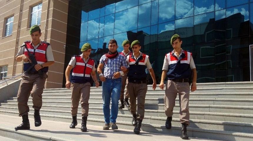 Cinnet Ge&ccedil;iren Gencin Dehşet Anlarını Kameralar G&ouml;r&uuml;nt&uuml;ledi