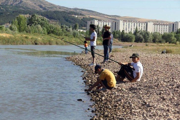 Amatör Balıkçıların Kızılırmak’ta Tehlikeli Balık Avı G2