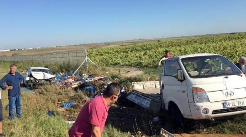 Otomobil Kamyonete &Ccedil;arptı: 2 Yaralı