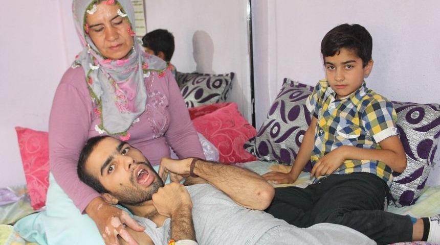 Yatalak Oğlu İ&ccedil;in Hayırseverlere Seslendi