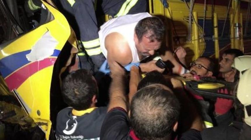 Saman Y&uuml;kl&uuml; Kamyon, Tır &Ccedil;arptı: 1 Yaralı